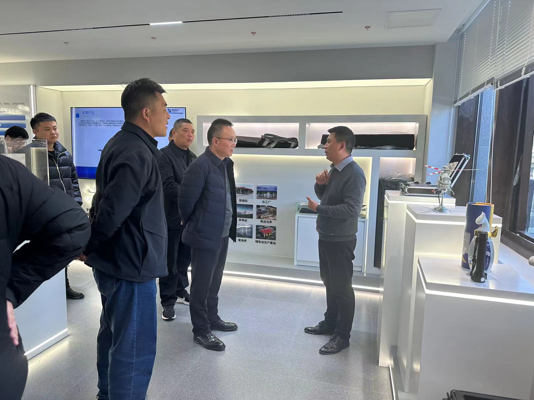 江苏省杨中市林成春副市场到信导科技集团考察